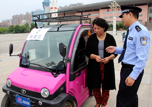 13輛四輪電動汽車物還原主 失主集體向民警點贊