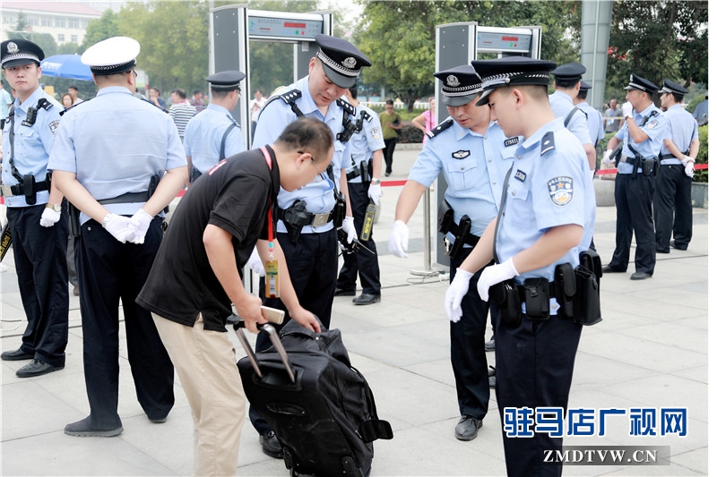 數(shù)千名民警為2016年中國(guó)農(nóng)產(chǎn)品加工業(yè)投資貿(mào)易洽談會(huì)勝利召開保駕護(hù)航