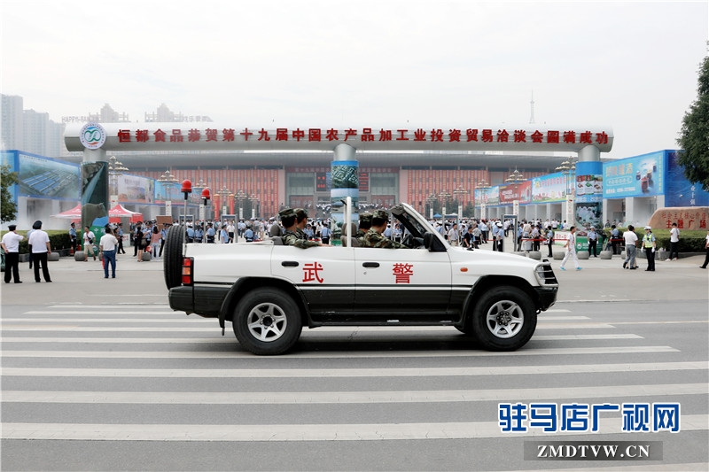 數(shù)千名民警為2016年中國(guó)農(nóng)產(chǎn)品加工業(yè)投資貿(mào)易洽談會(huì)勝利召開保駕護(hù)航