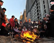 2014年3月份，100多名來自各地的建筑工人來到寧夏銀川鼎輝時(shí)代城二期項(xiàng)目工地上打工，11月2日，項(xiàng)目正式停工，但工友們一年來的血汗錢卻始終沒有下發(fā)，“光跑勞動(dòng)監(jiān)察大隊(duì)就不下10次，但每次都說已經(jīng)處理了，要我們回去等消息。”12月31日，工友們來到銀川市公安局金鳳分局，但是打聽了一圈卻始終沒找到這起案件的負(fù)責(zé)人。又跑了一天的工友們帶著重重心事再次回到工地，升起了一堆篝火取暖?！暗仍┘倨谝贿^，我們還得去要錢，要不到錢就不回家過年了！”新華社記者 彭昭之 攝