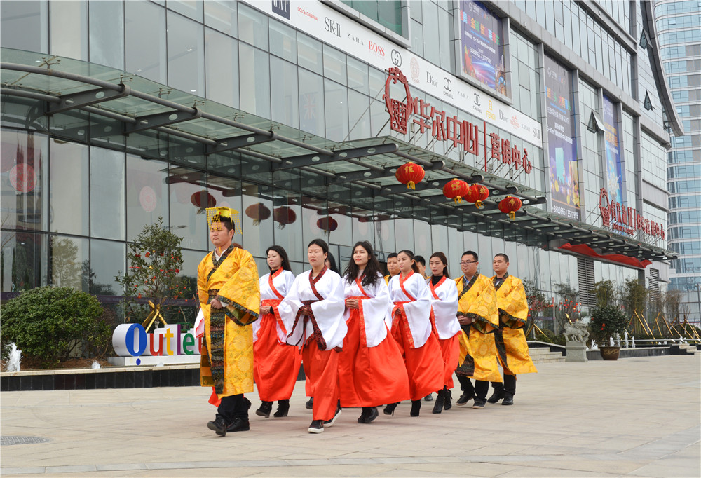 駐馬店華爾中心驚現(xiàn)漢服營銷中心，到訪者可合影“穿越”夢(mèng)回漢朝