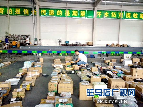 悶熱的郵件處理間不會(huì)影響分揀轉(zhuǎn)運(yùn)人員的工作態(tài)度，看一排排擺放整齊的郵件，是我們認(rèn)真工作的最好呈現(xiàn).jpg