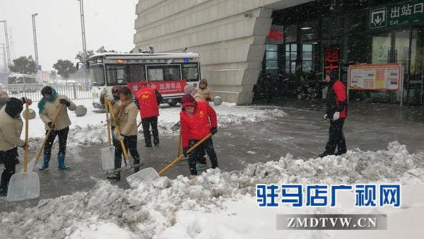 清理出站口積雪1.jpg