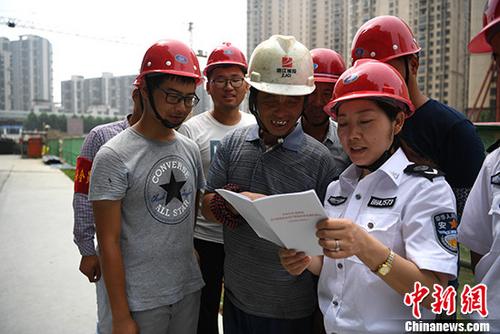 資料圖：安監(jiān)辦工作人員進(jìn)工地給農(nóng)民工普及安全生產(chǎn)知識(shí)。<ahttp://www.chinanews.com/'>中新社</a>記者 韓蘇原 攝