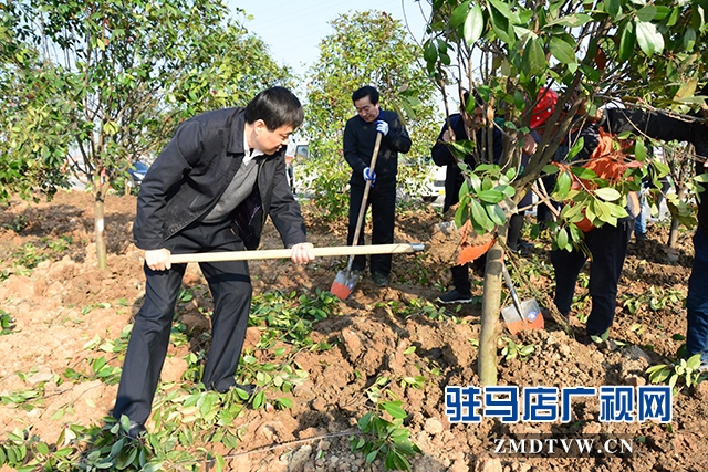 02縣委副書記、縣長李衛(wèi)明參加植樹活動.JPG