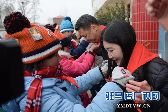 上蔡縣邵店鎮(zhèn)高李村小學開展“大手牽小手”冬季送溫暖活動