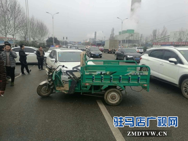 非機(jī)動(dòng)車隨意進(jìn)入快車道   違章行車引發(fā)事故