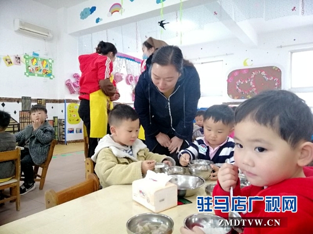 駐馬店市各中小學(xué)幼兒園積極實(shí)行集中用餐陪餐制度