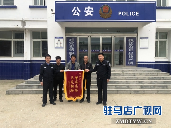 老人病癥突發(fā)街頭倒地 四輔警危機之中伸出援手