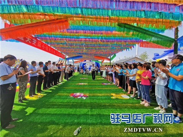 平輿縣藍(lán)天芝麻小鎮(zhèn)天天水上樂(lè)園華美綻放，千畝荷塘荷花也妖艷開放