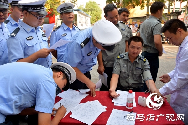駐馬店市200余名保安參加“熱血禮贊中華”無償獻(xiàn)血活動(dòng)