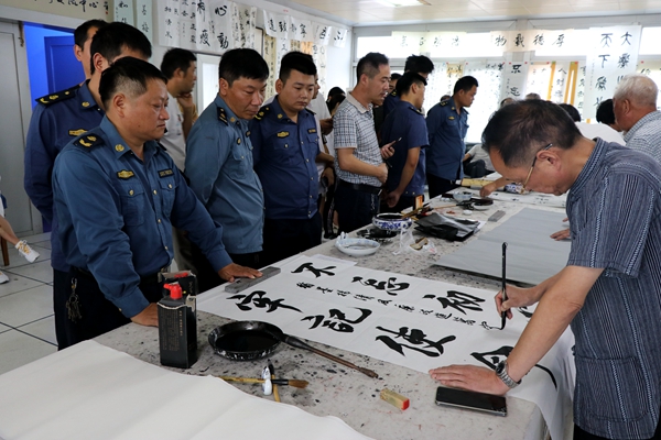 正陽(yáng)縣交通運(yùn)輸執(zhí)法局組織人員參加廉政書(shū)法義寫(xiě)活動(dòng)