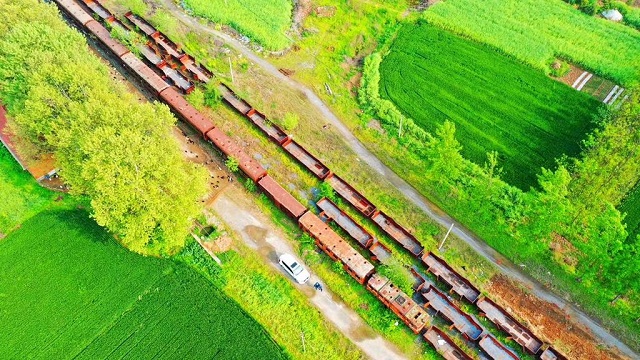 十多年的停運(yùn)已經(jīng)讓這一列客車銹跡斑斑。