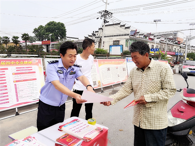 平輿縣公安局開展安全生產(chǎn)進(jìn)基層集中宣傳活動(dòng)