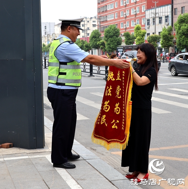 暖心！群眾將錦旗送到崗位上