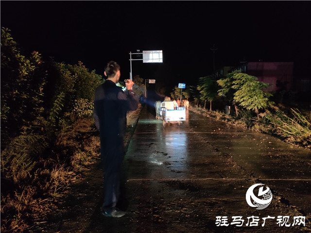 警民齊心冒雨尋牛，秋涼心卻暖