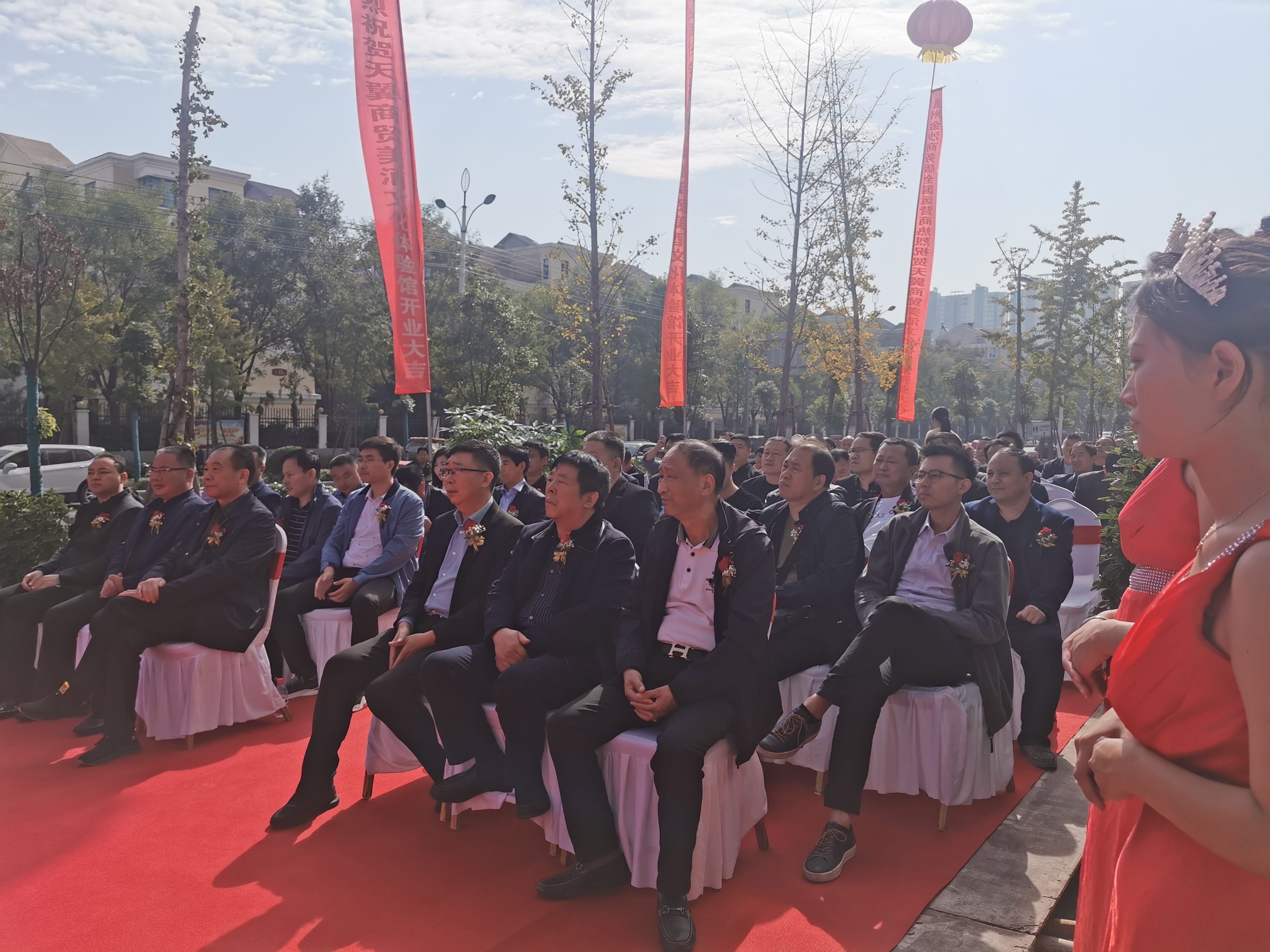 天翼傳大愛，聚力暖人心！天翼商貿(mào)美酒文化體驗(yàn)館開業(yè)現(xiàn)場(chǎng)溫情上演公益慈善拍賣