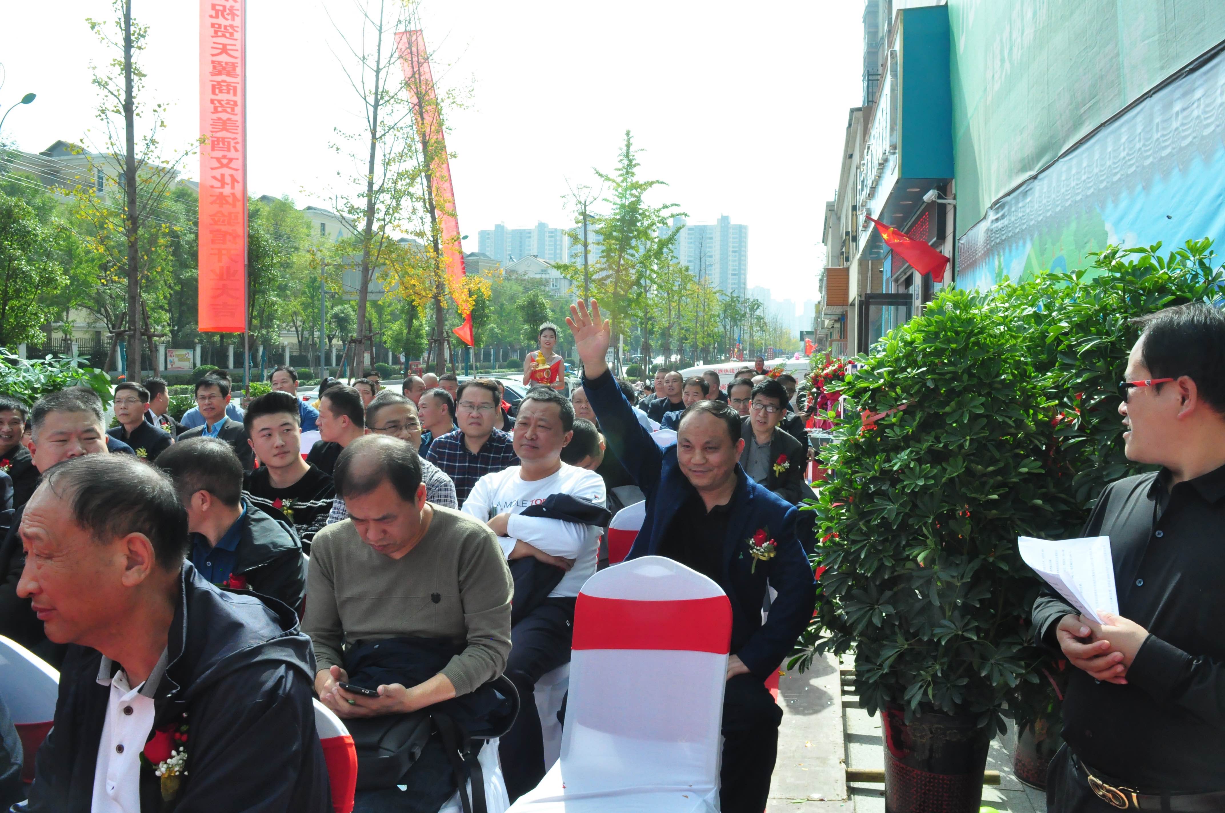 天翼傳大愛，聚力暖人心！天翼商貿(mào)美酒文化體驗(yàn)館開業(yè)現(xiàn)場(chǎng)溫情上演公益慈善拍賣