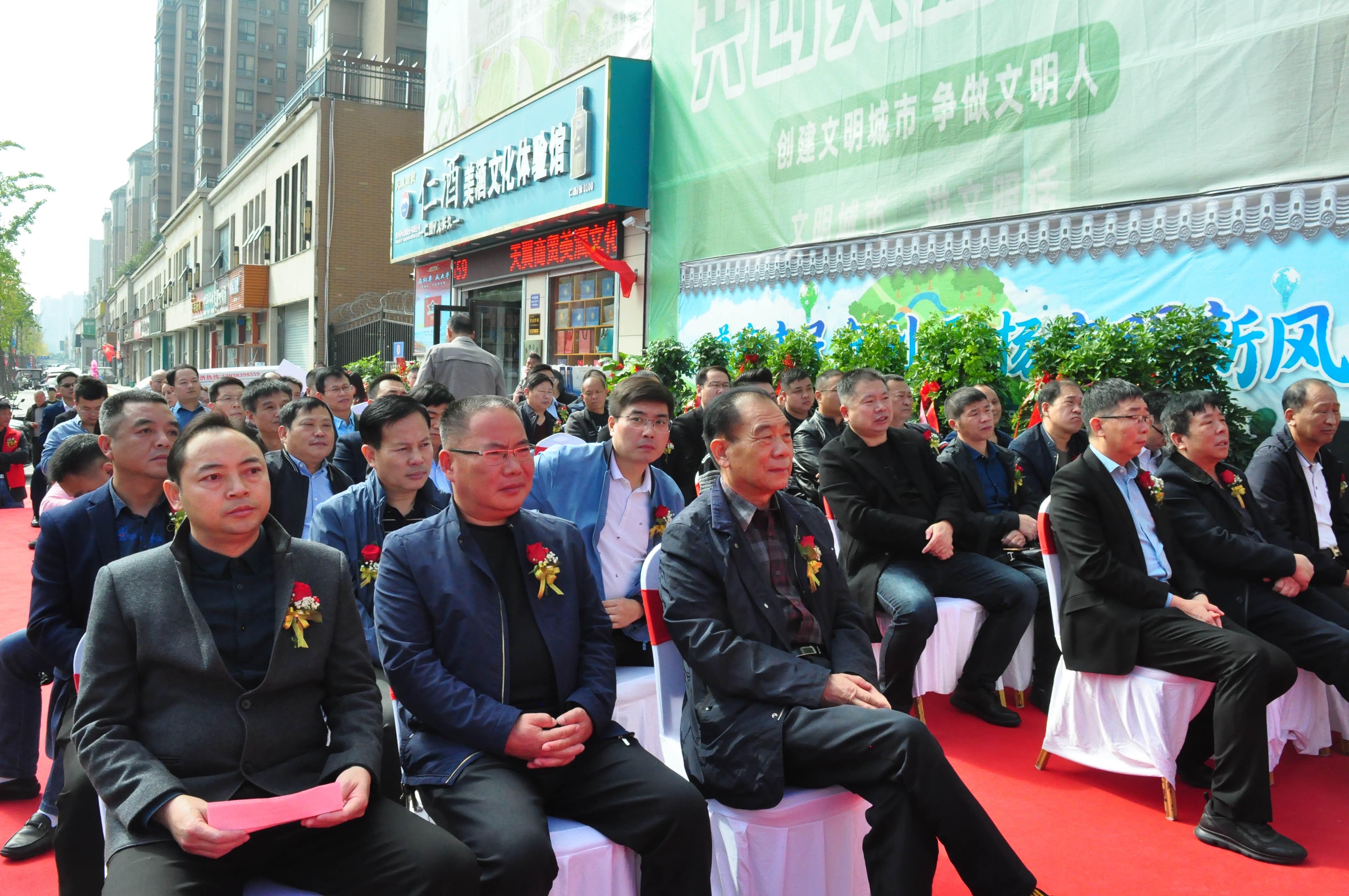 天翼傳大愛，聚力暖人心！天翼商貿(mào)美酒文化體驗(yàn)館開業(yè)現(xiàn)場(chǎng)溫情上演公益慈善拍賣