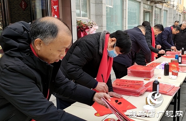 駐馬店：義寫(xiě)春聯(lián)送祝福 濃濃墨香迎新春