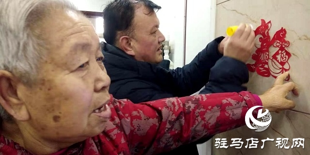 新春剪紙送祝福 居民攜手慶佳節(jié)