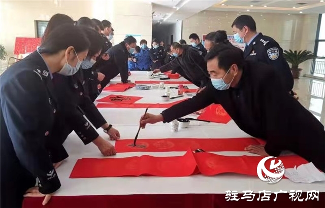 新年春聯(lián)進(jìn)警營(yíng) 翰墨書香暖警心