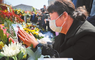  山河無恙 英雄不朽 鮮花獻(xiàn)忠魂 英雄記心間