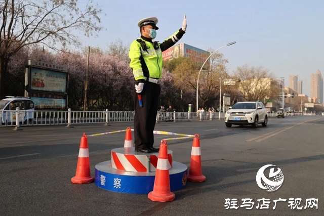  颯！駐馬店交警“文明示范形象崗”亮相街頭