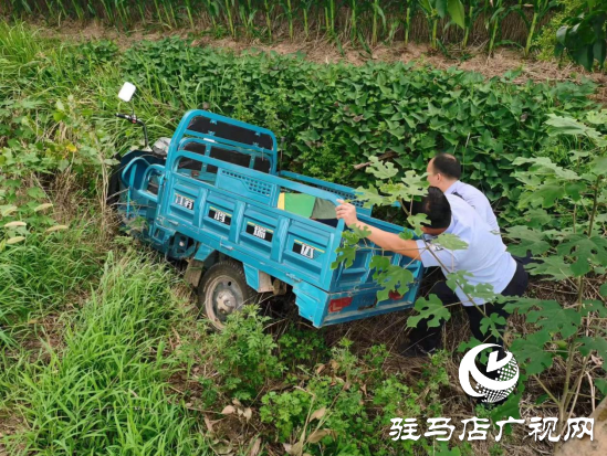 遂平：三輪車不慎翻溝底 巡邏民警及時救助