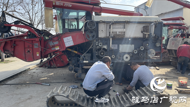 “天中麥客”厲兵秣馬 檢修機(jī)器迎夏收