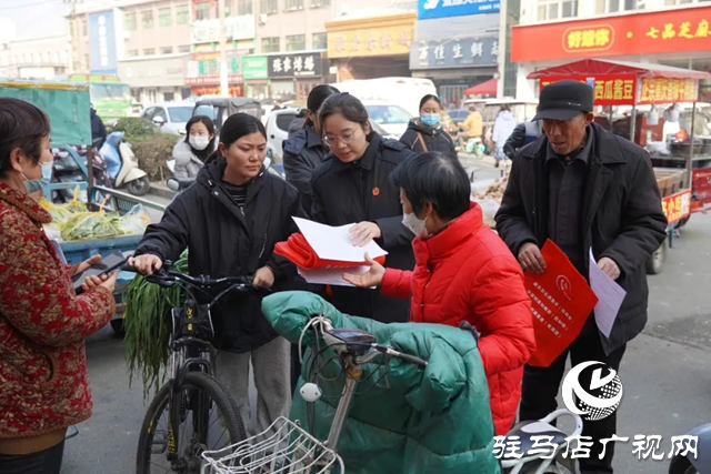 平輿縣人民法院：去小區(qū)、集市里為市民送“法治年貨”