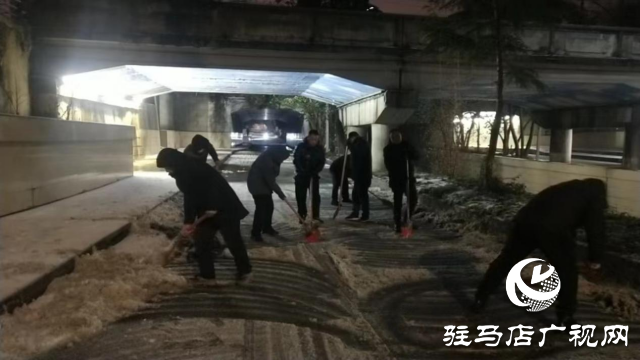 駐馬店驛城區(qū)城管局：人機結合除積雪 晝夜奮戰(zhàn)保暢通