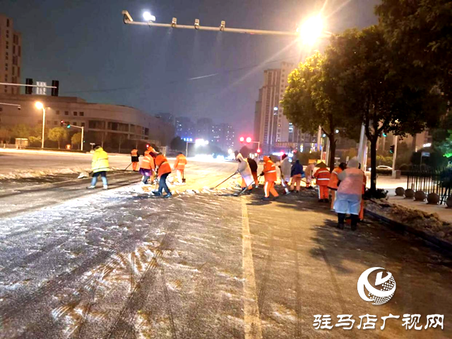 駐馬店驛城區(qū)城管局：人機結合除積雪 晝夜奮戰(zhàn)保暢通