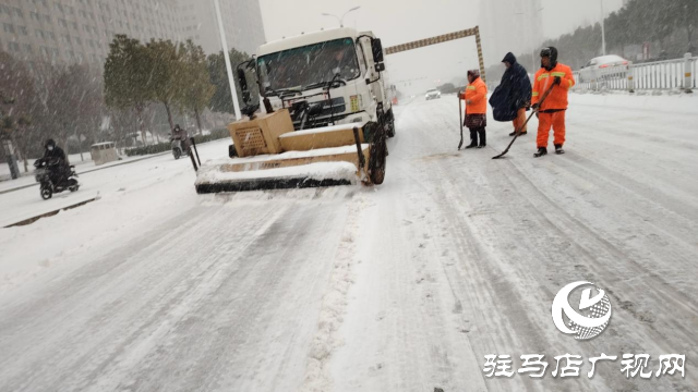 駐馬店驛城區(qū)城管局：人機結合除積雪 晝夜奮戰(zhàn)保暢通