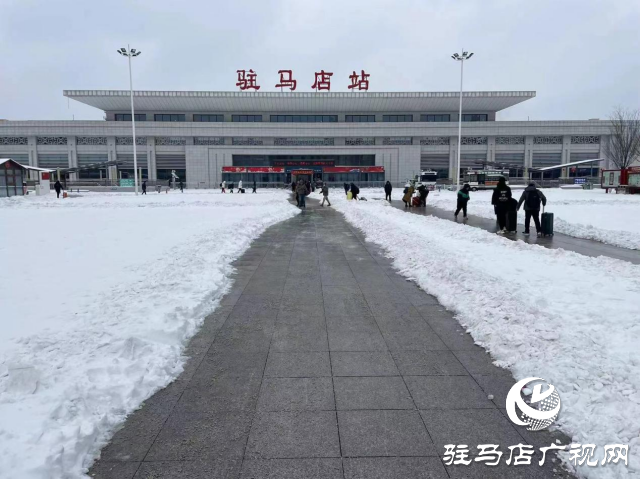 駐馬店驛城區(qū)城管局：人機結合除積雪 晝夜奮戰(zhàn)保暢通