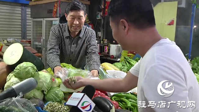 駐馬店：新鮮槐花大量上市 市民爭相購買嘗鮮