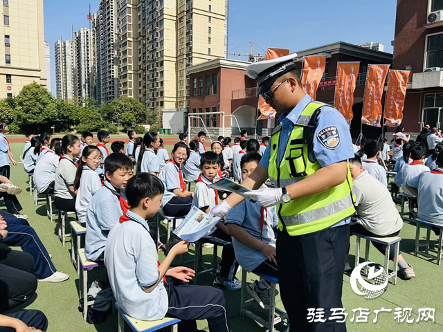 駐馬店市公安局交通管理支隊示范區(qū)大隊開展安全教育進校園活動