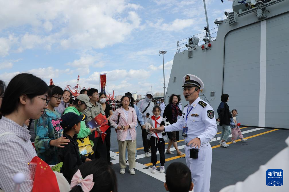 人民海軍首次在國慶假期成規(guī)模組織艦艇開放活動