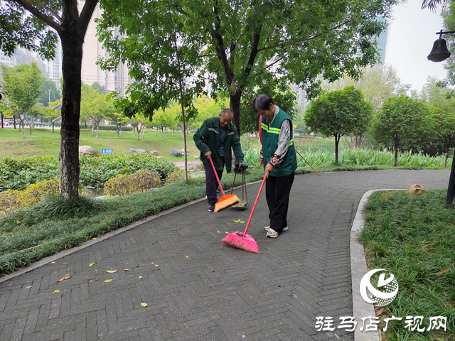 駐馬店園林工人：國(guó)慶假期堅(jiān)守崗位 守護(hù)城市繁花綠蔭