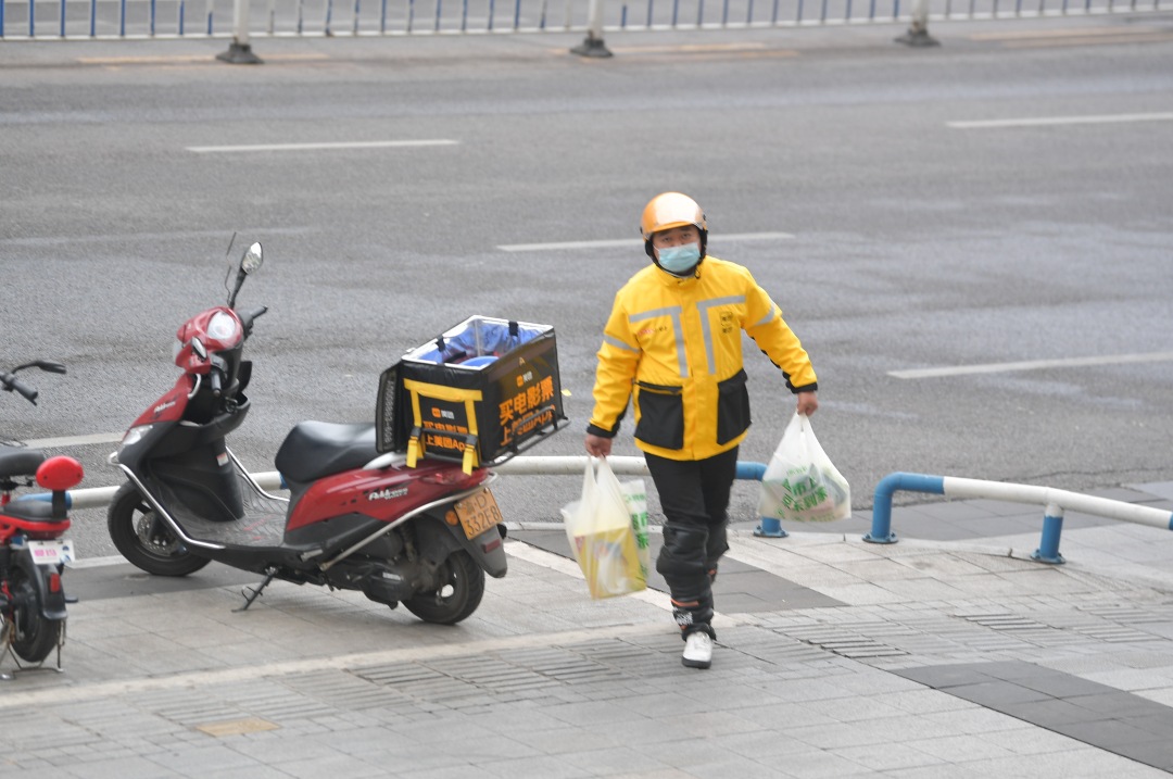 未簽勞動(dòng)合同，外賣(mài)員送餐中摔傷誰(shuí)賠償？