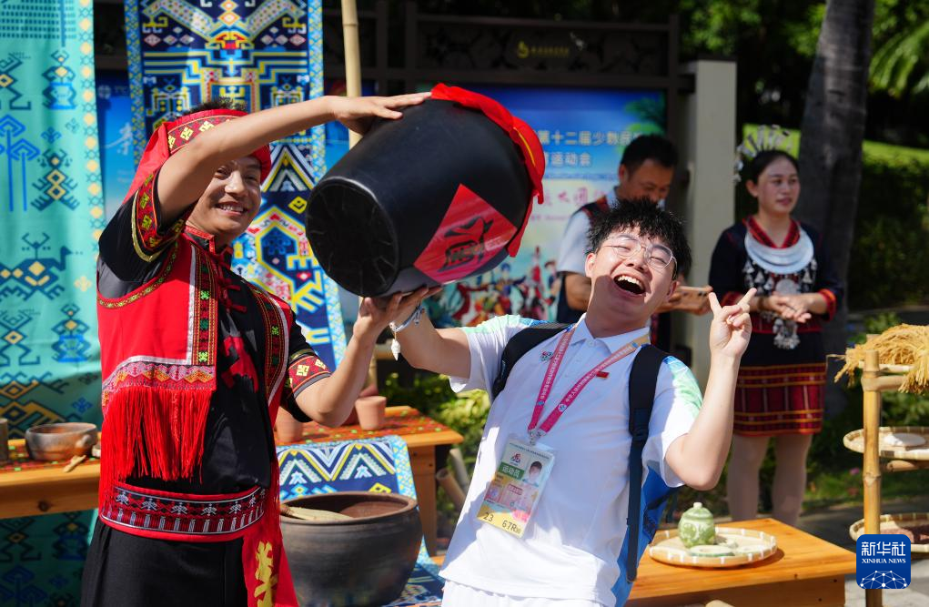 第十二屆全國少數(shù)民族傳統(tǒng)體育運動會民族大聯(lián)歡活動在三亞舉行