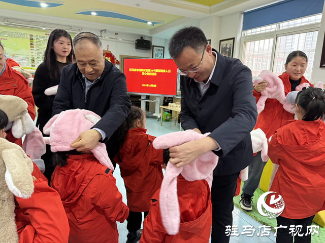 張銀良到駐馬店市殘聯(lián)博愛幼兒園看望慰問特殊兒童