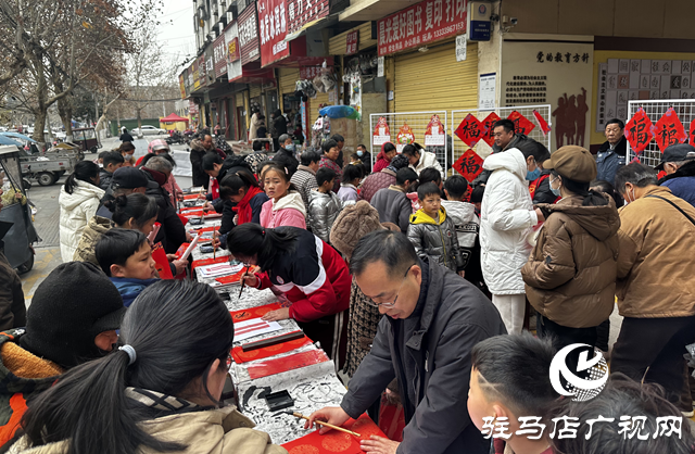 駐馬店市第一小學(xué)：師生攜手書春韻 義寫春聯(lián)賀新年