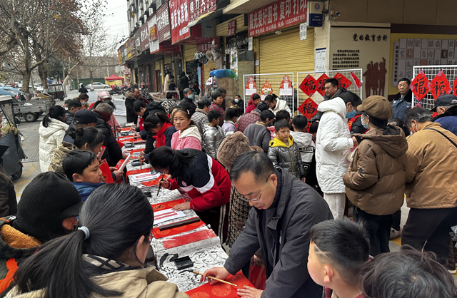 駐馬店市第一小學(xué)：師生攜手書春韻 義寫春聯(lián)賀新年