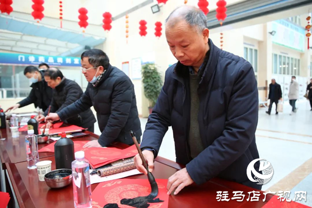 駐馬店市第一人民醫(yī)院開展“迎新春 寫對聯(lián) 送祝福”活動