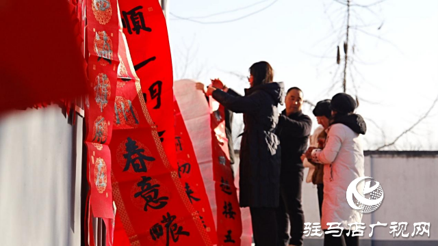 山東大學(xué)攜手確山縣文聯(lián)開展蛇年送春聯(lián)送福字進(jìn)社區(qū)活動(dòng)