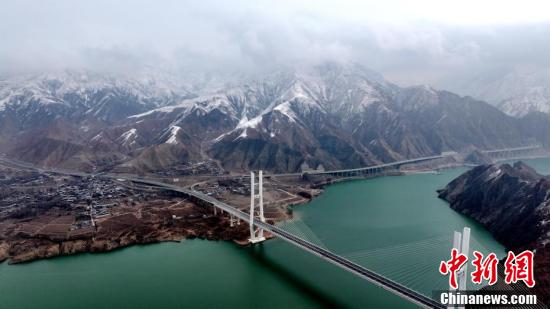 黃河上游春雪覆山巒 云山霧繞似水墨圖畫