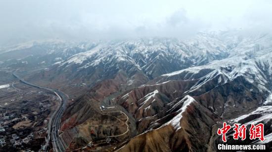 黃河上游春雪覆山巒 云山霧繞似水墨圖畫