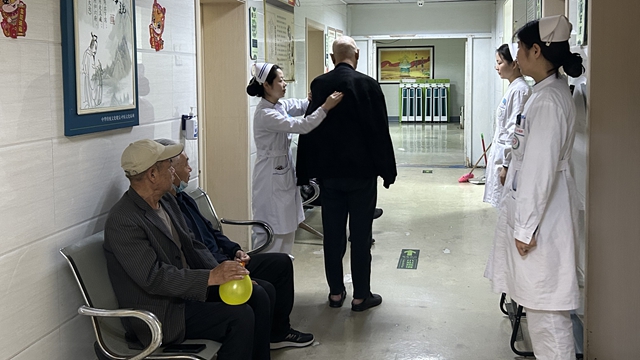 呼吸康復(fù)路，護(hù)患同行時——駐馬店市第二中醫(yī)院帶領(lǐng)患者開展呼吸操運(yùn)動